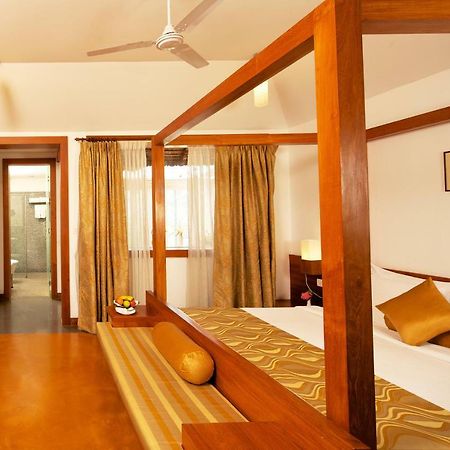 Le Pondy Hotel Puduccseri Kültér fotó