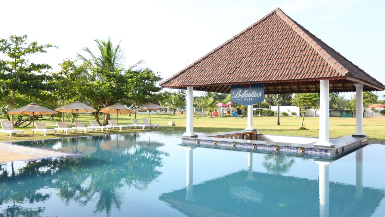 Le Pondy Hotel Puduccseri Kültér fotó