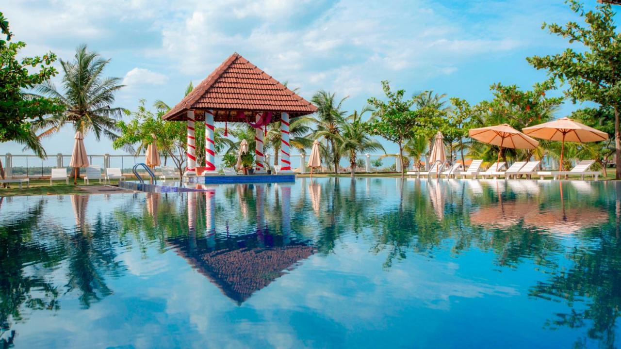 Le Pondy Hotel Puduccseri Kültér fotó