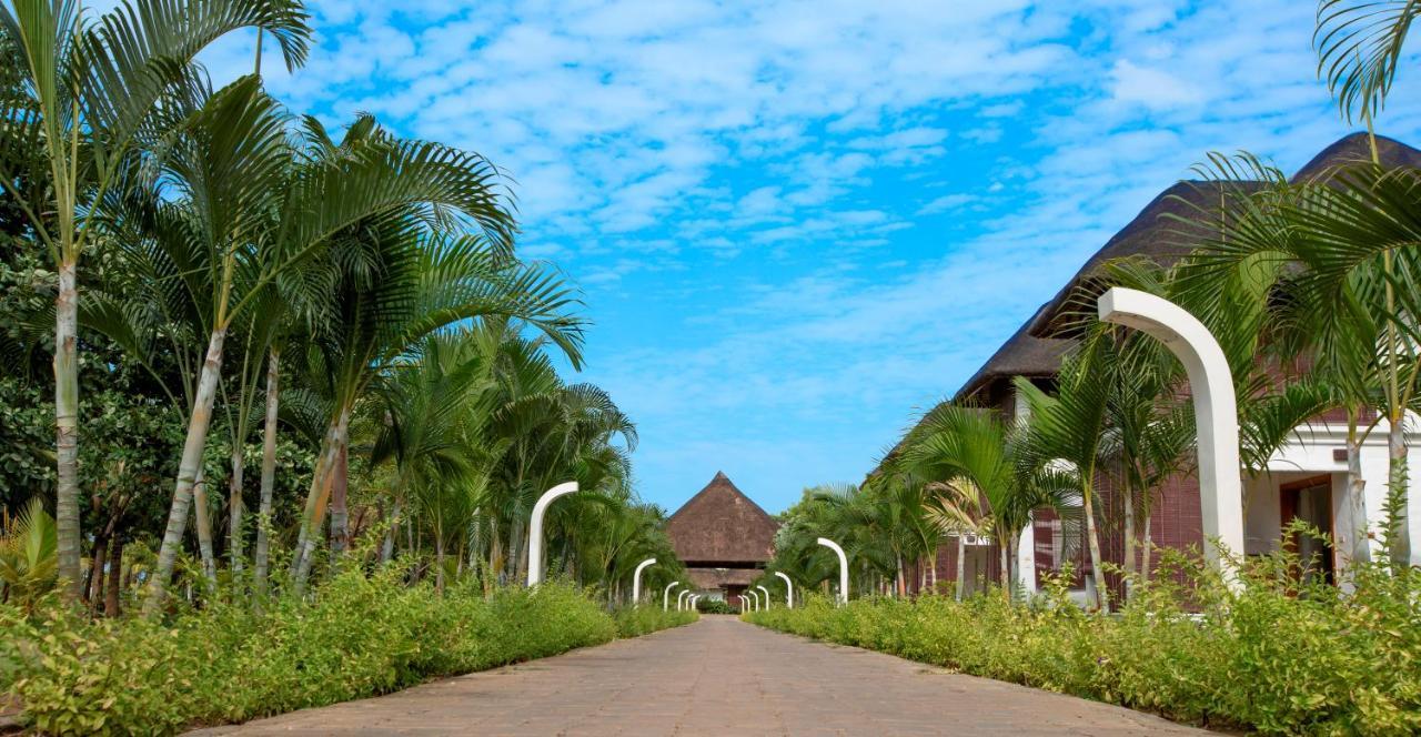 Le Pondy Hotel Puduccseri Kültér fotó