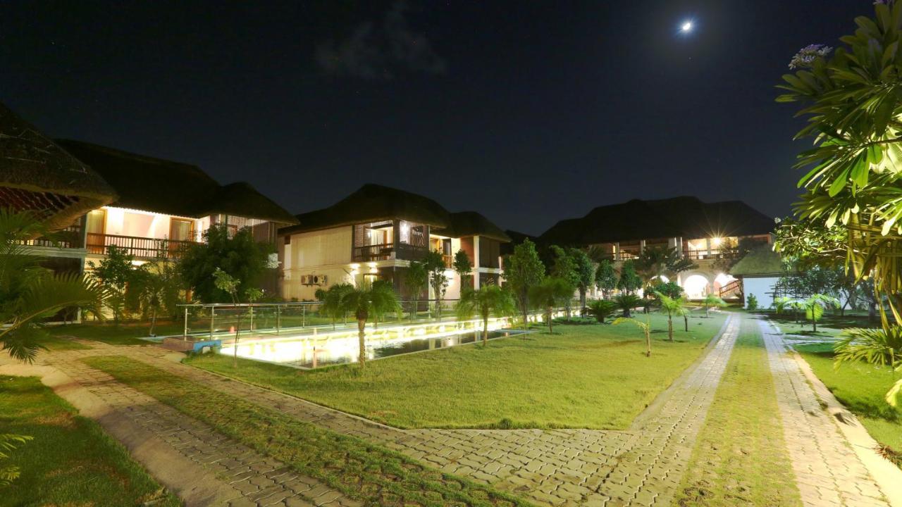 Le Pondy Hotel Puduccseri Kültér fotó