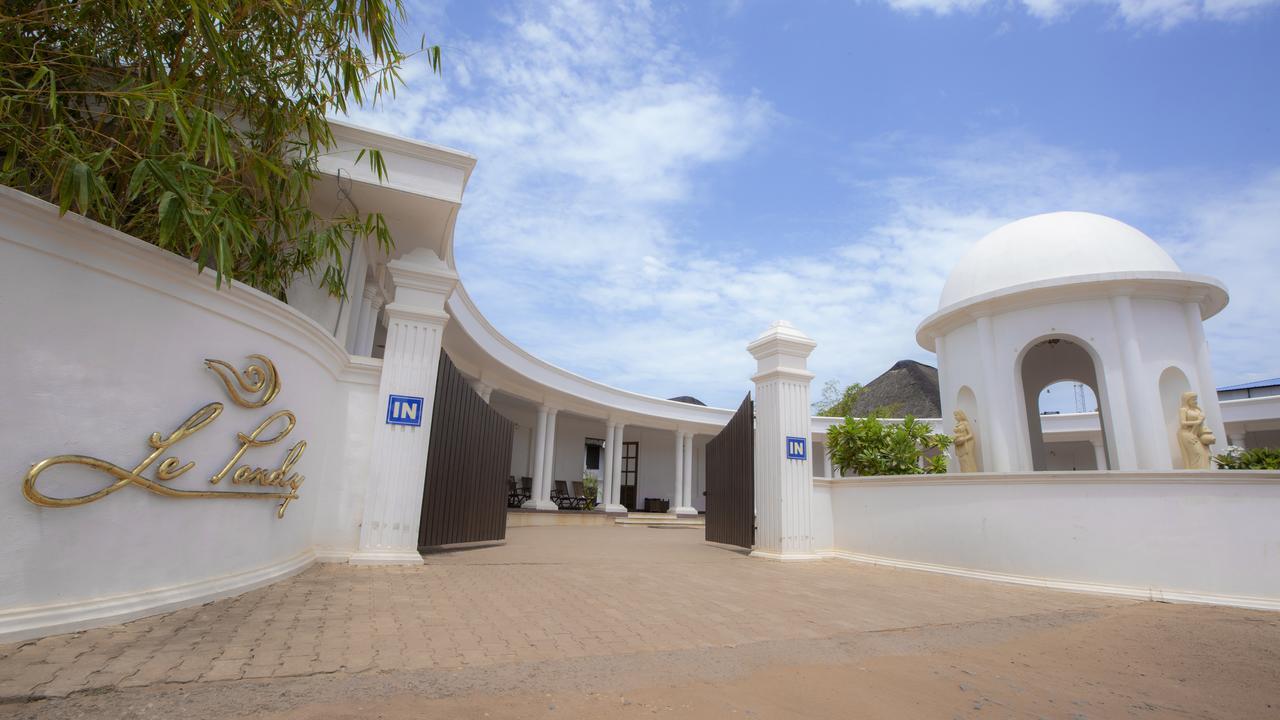 Le Pondy Hotel Puduccseri Kültér fotó