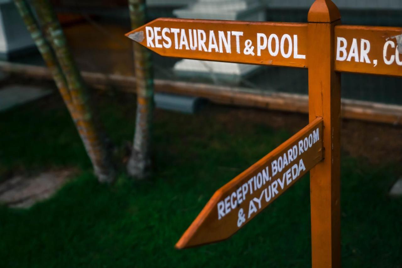 Le Pondy Hotel Puduccseri Kültér fotó