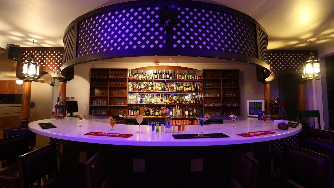 Le Pondy Hotel Puduccseri Kültér fotó