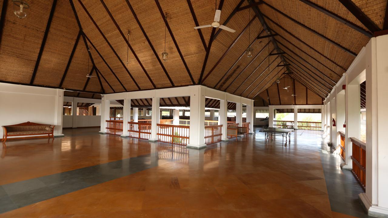 Le Pondy Hotel Puduccseri Kültér fotó