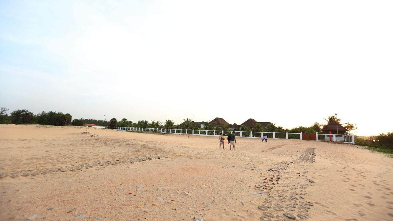 Le Pondy Hotel Puduccseri Kültér fotó