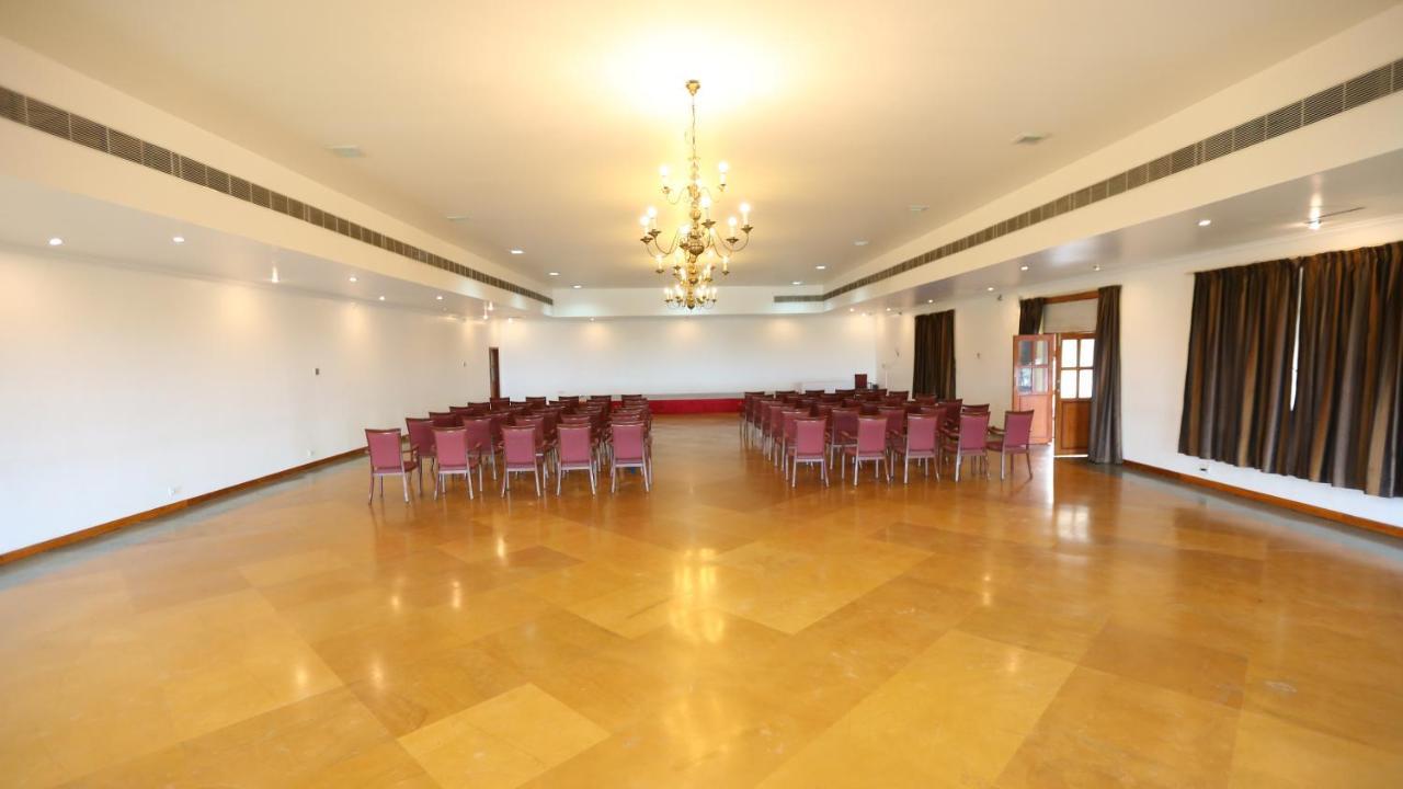 Le Pondy Hotel Puduccseri Kültér fotó