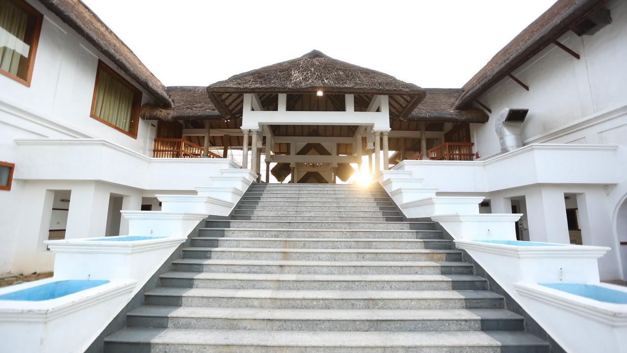 Le Pondy Hotel Puduccseri Kültér fotó