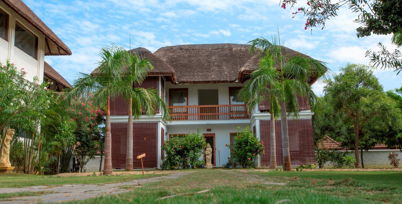 Le Pondy Hotel Puduccseri Kültér fotó