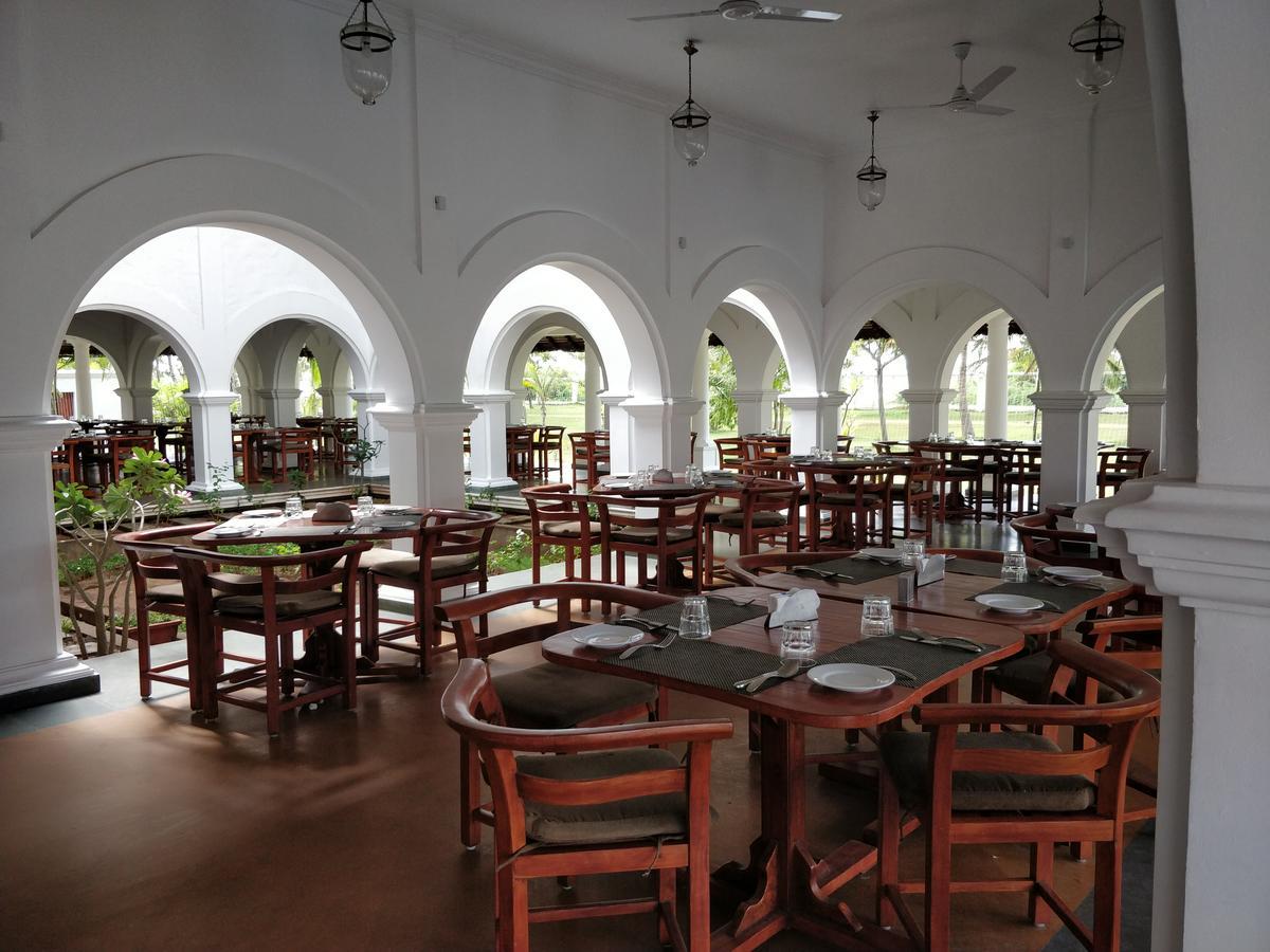 Le Pondy Hotel Puduccseri Kültér fotó