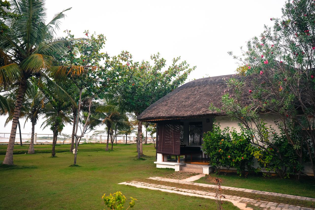 Le Pondy Hotel Puduccseri Kültér fotó