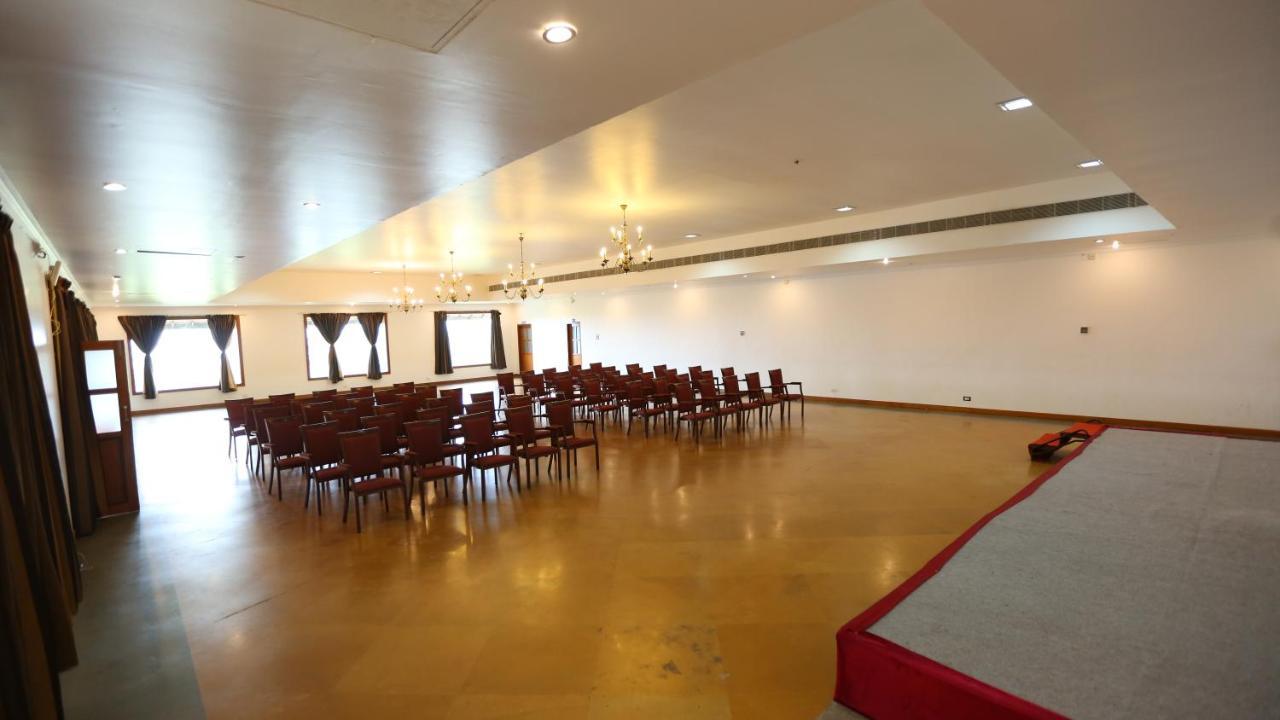 Le Pondy Hotel Puduccseri Kültér fotó