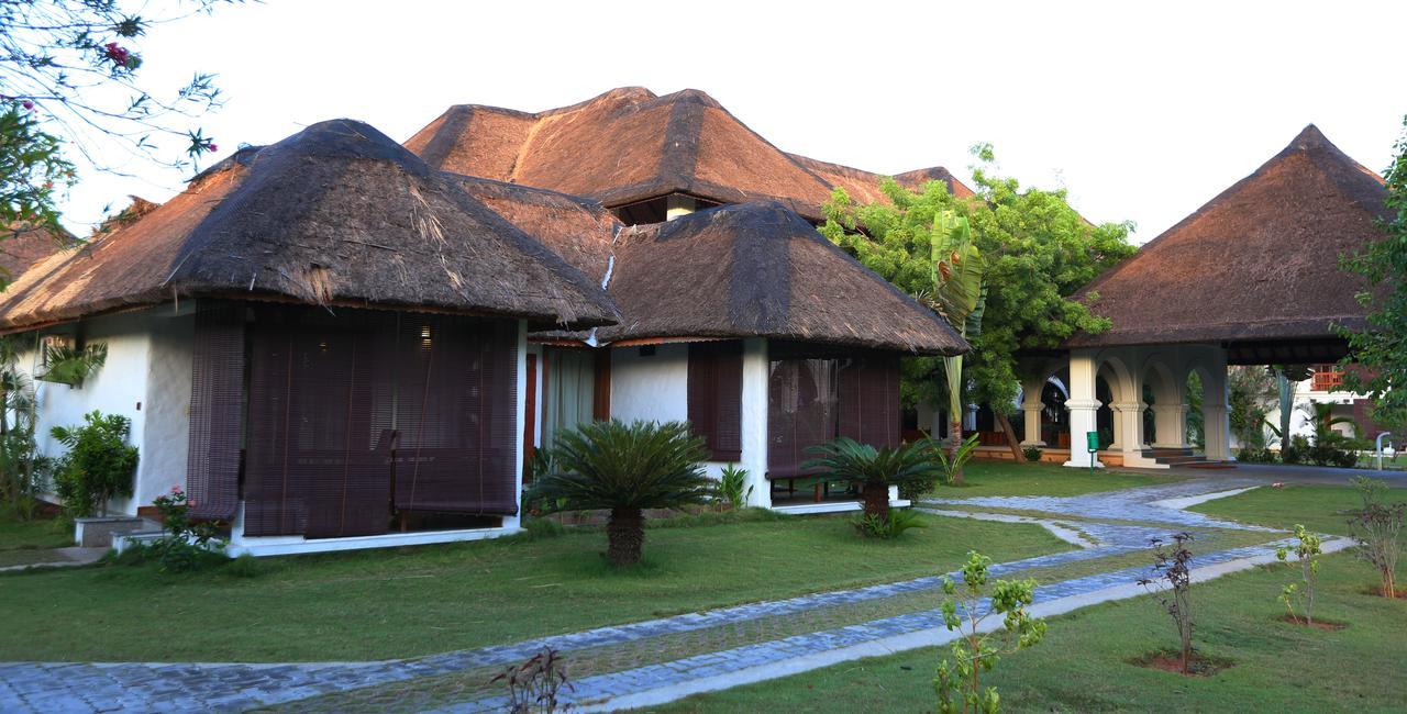 Le Pondy Hotel Puduccseri Kültér fotó
