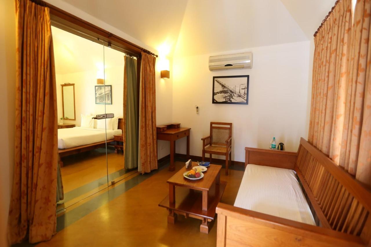 Le Pondy Hotel Puduccseri Kültér fotó