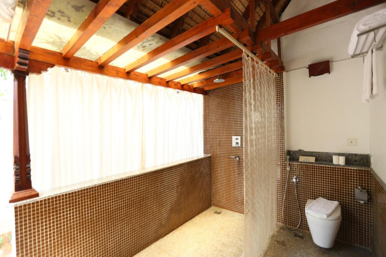 Le Pondy Hotel Puduccseri Kültér fotó