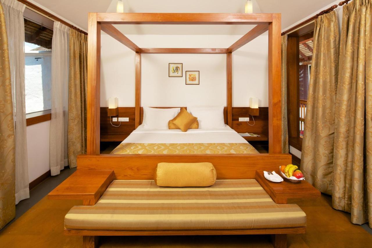 Le Pondy Hotel Puduccseri Kültér fotó