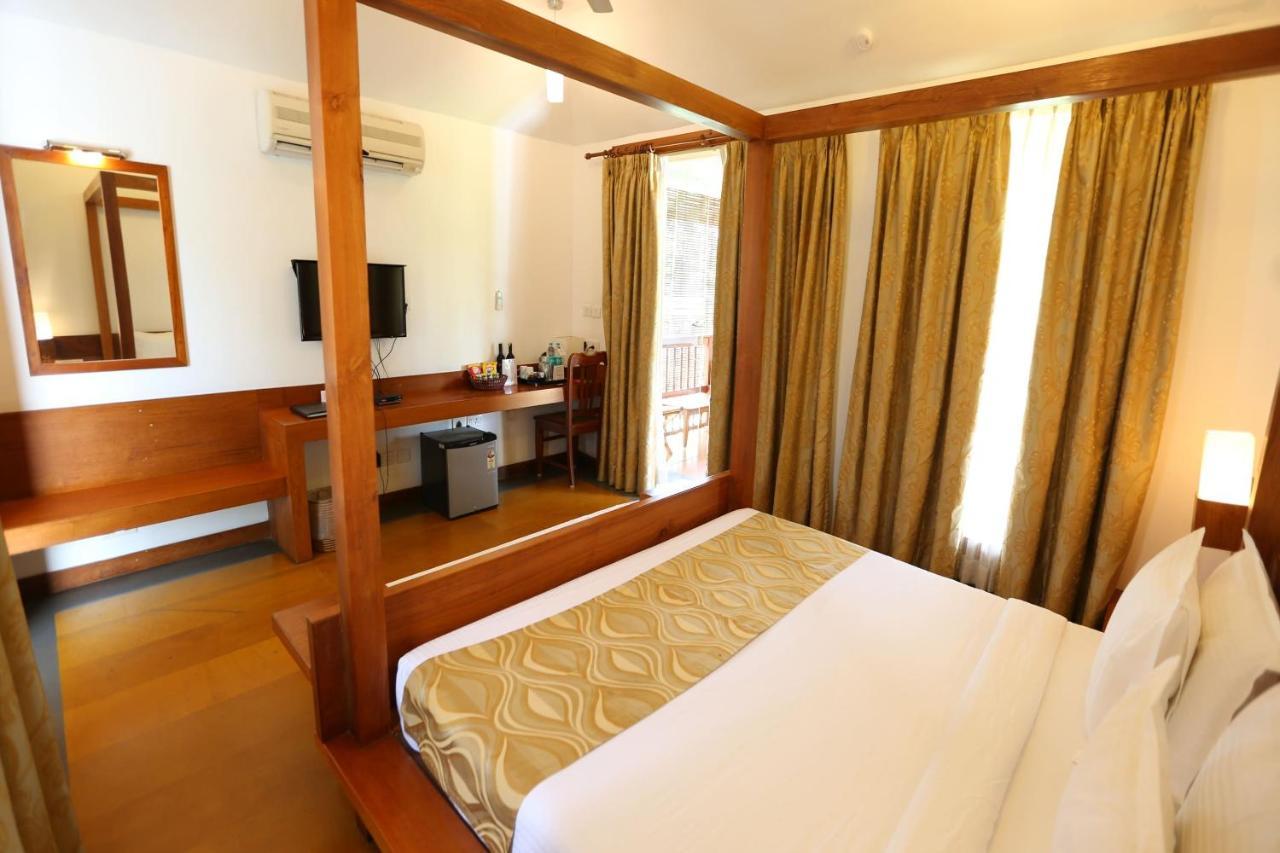 Le Pondy Hotel Puduccseri Kültér fotó