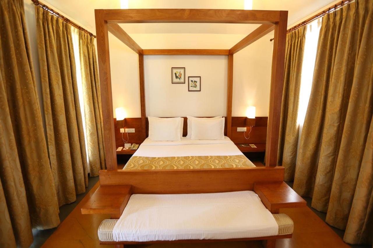 Le Pondy Hotel Puduccseri Kültér fotó