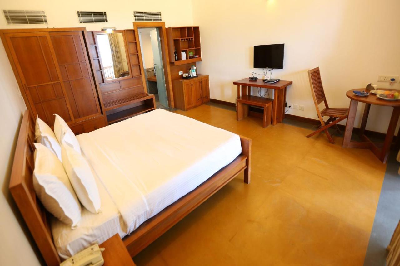 Le Pondy Hotel Puduccseri Kültér fotó
