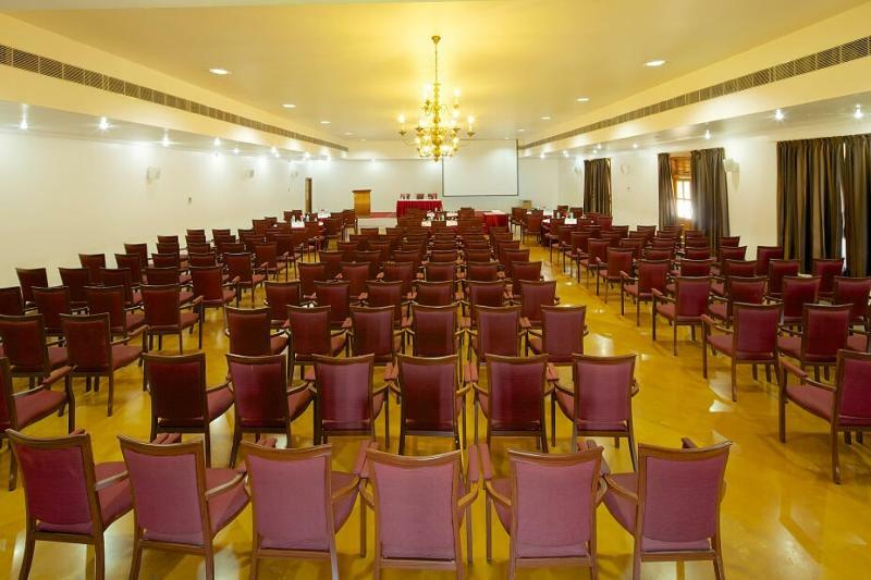 Le Pondy Hotel Puduccseri Kültér fotó