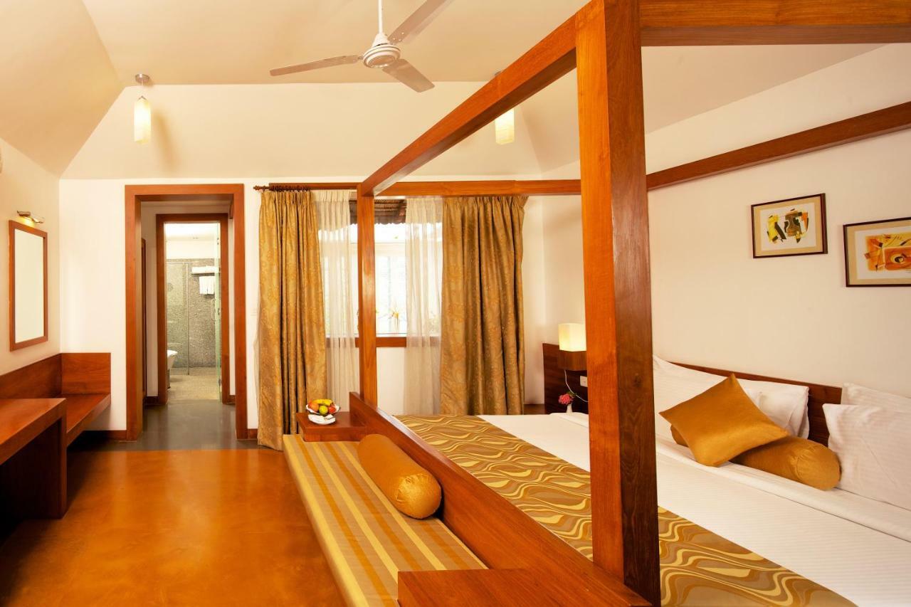 Le Pondy Hotel Puduccseri Kültér fotó