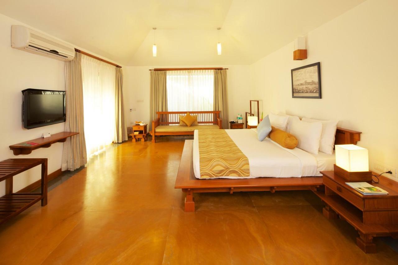 Le Pondy Hotel Puduccseri Kültér fotó