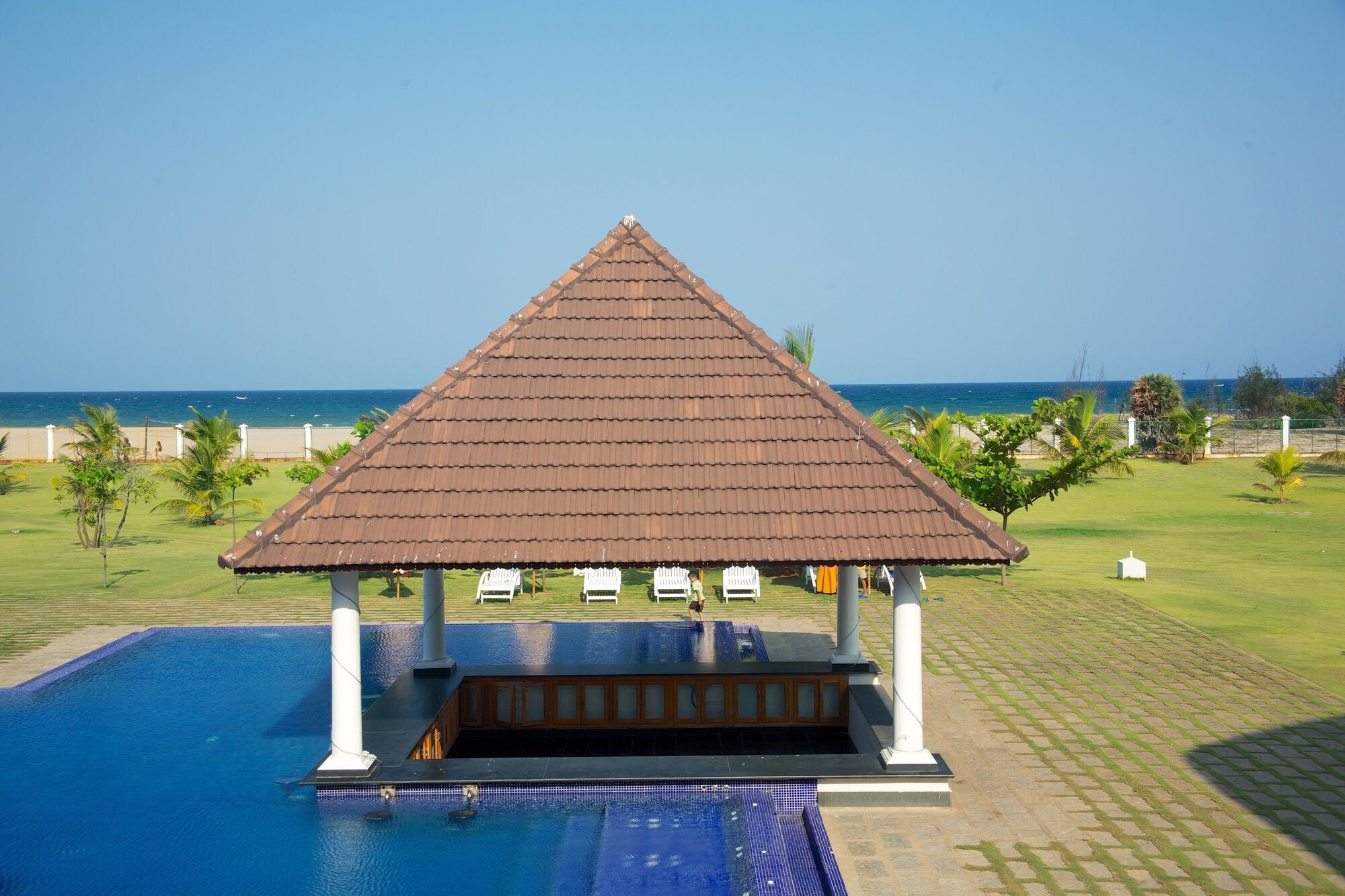 Le Pondy Hotel Puduccseri Kültér fotó