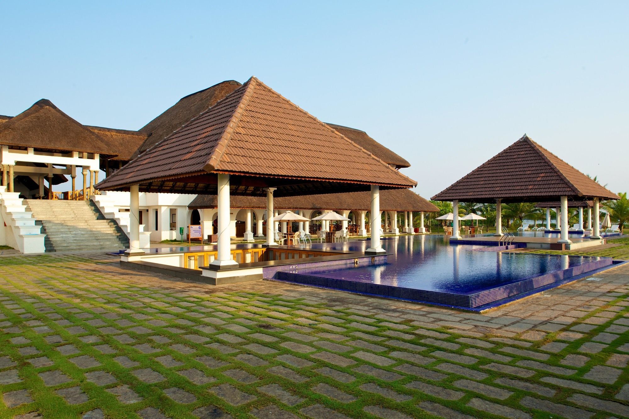 Le Pondy Hotel Puduccseri Kültér fotó