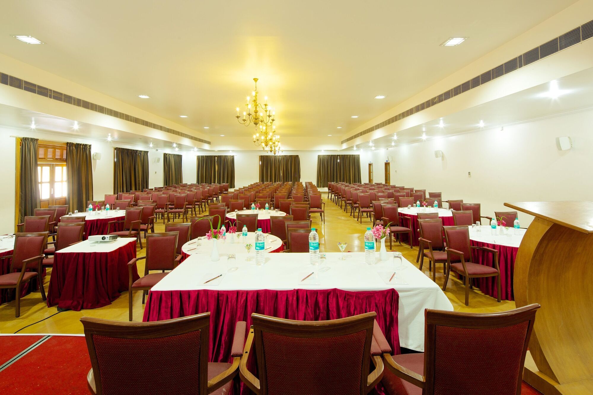 Le Pondy Hotel Puduccseri Kültér fotó