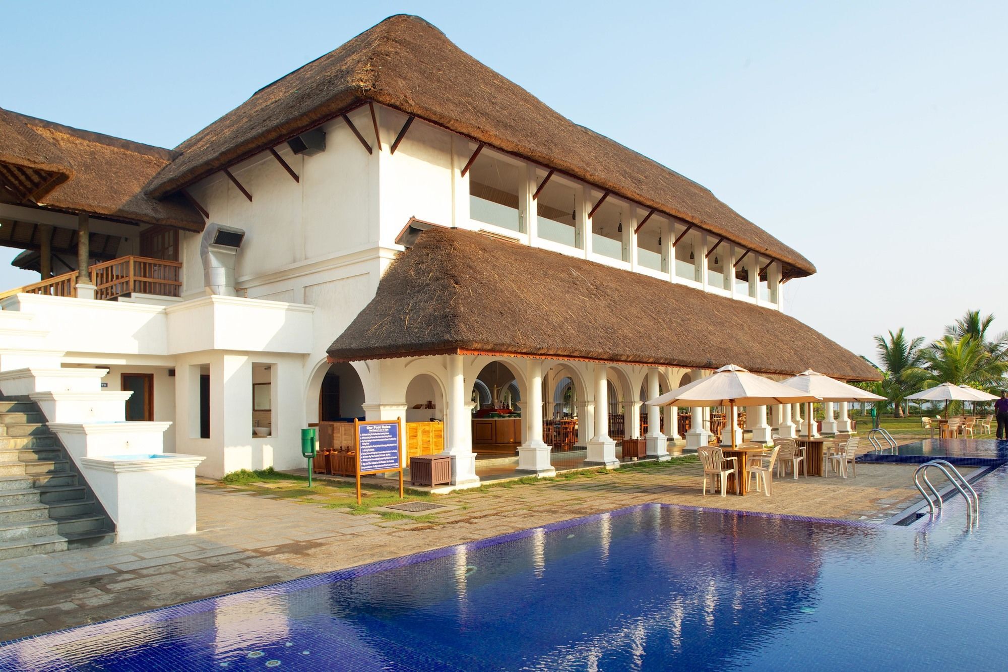 Le Pondy Hotel Puduccseri Kültér fotó
